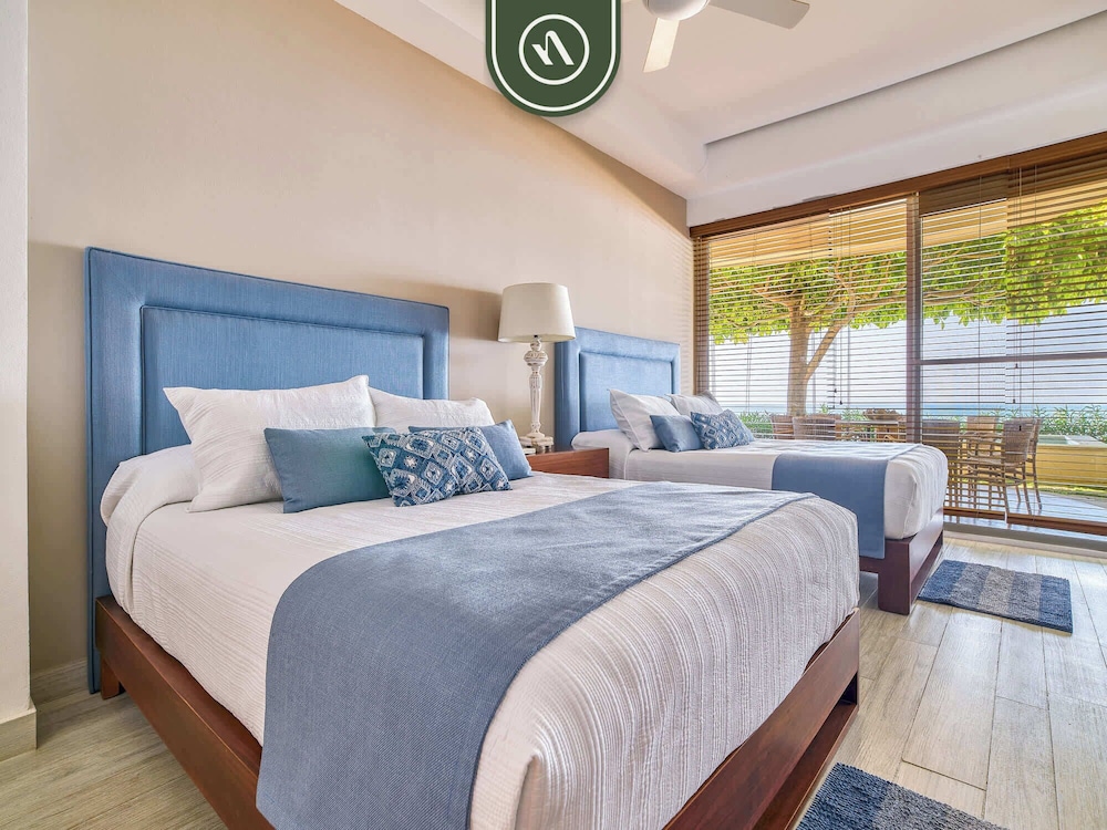 Luxury 4 BR Condo - Private Beachfront Deck With Pool