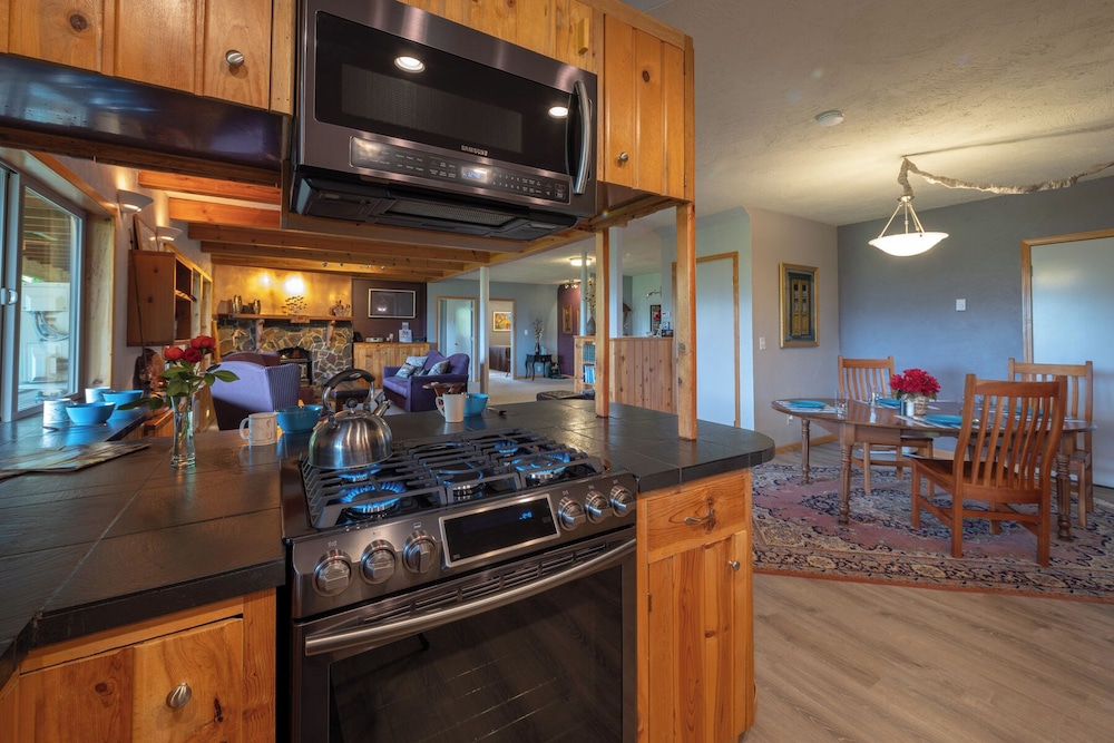MapleRidge House: A BnB For All Seasons!