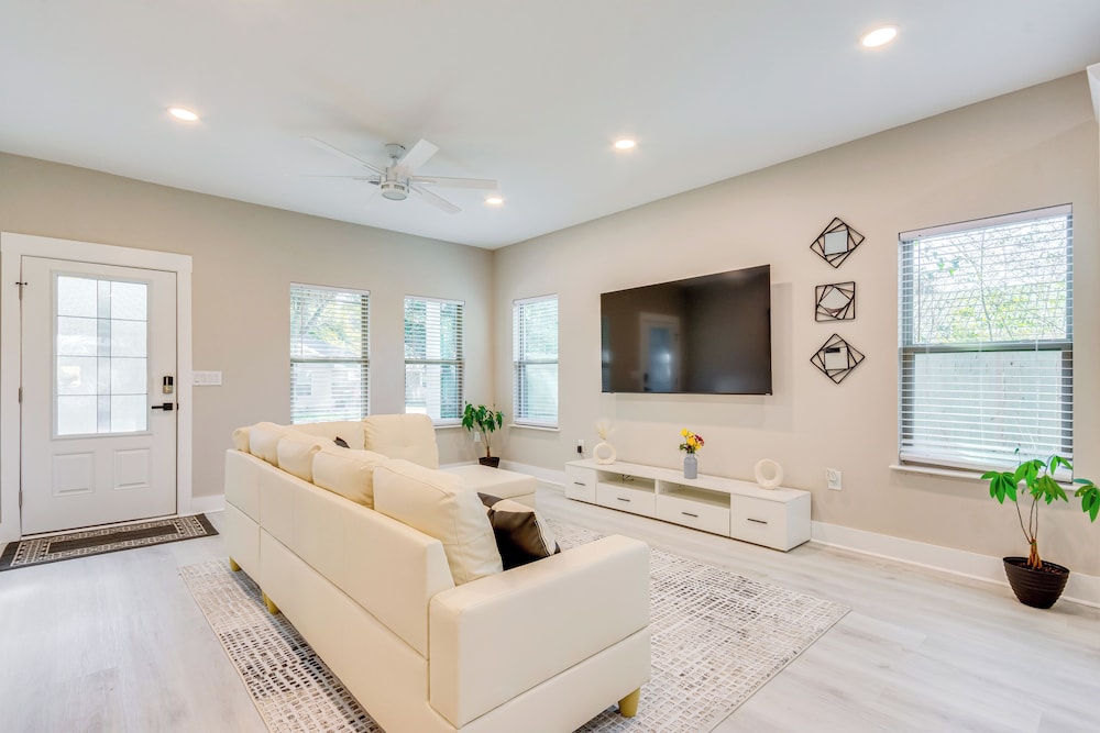 Pet-friendly Pensacola Home: Central Location
