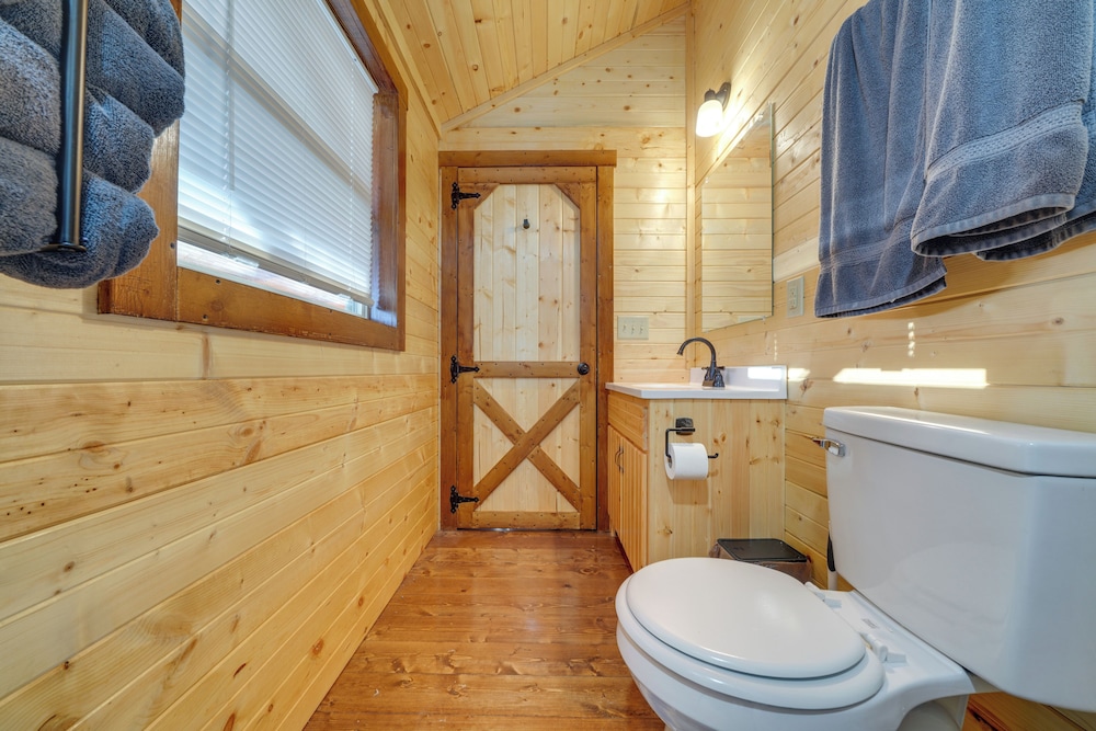 Pond-view Cabin Near Louisville on Racehorse Farm!