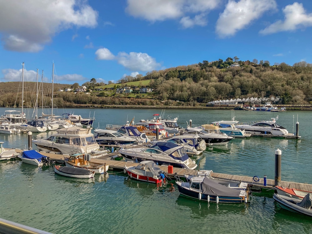 15 Dart Marina