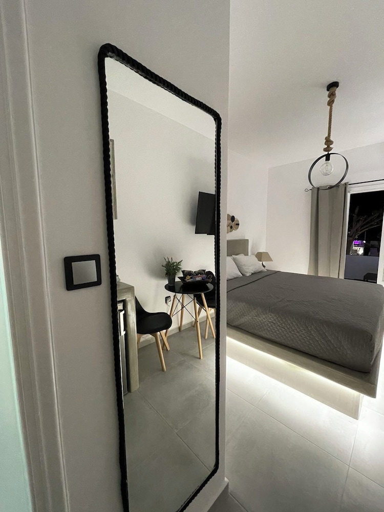 Zoumis Residence