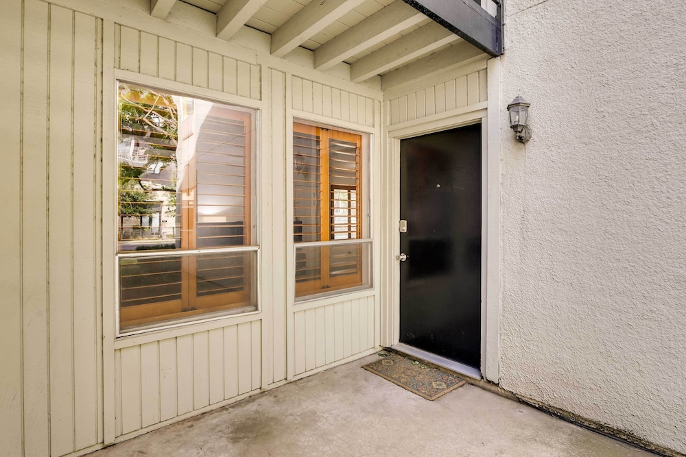 Stylish Condo w/ Pool in Knox Henderson! view 5