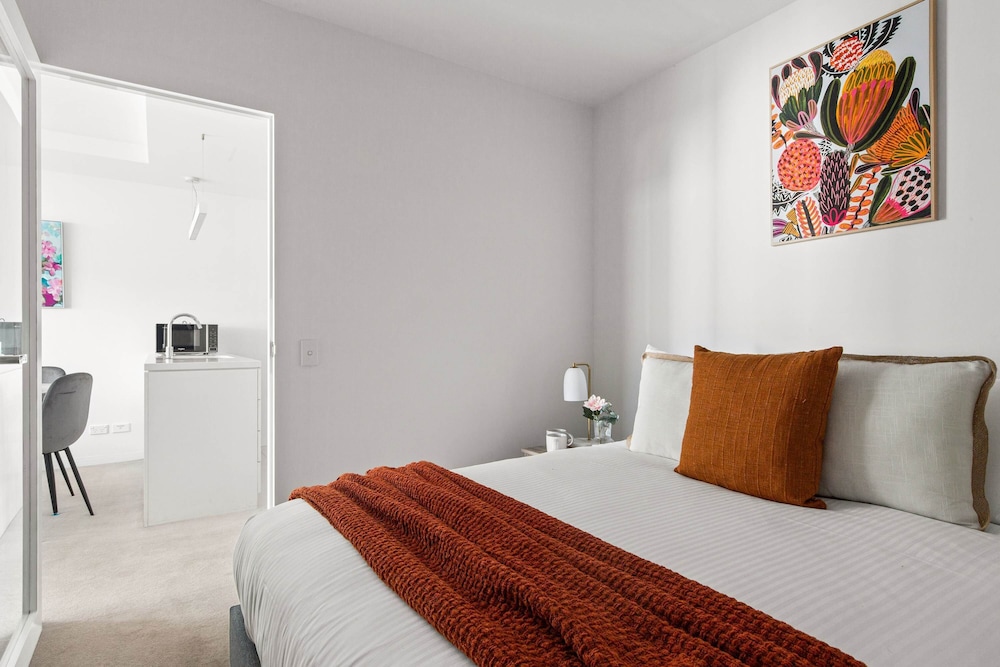 A Cozy 2BR Apt Next to The Yarra River