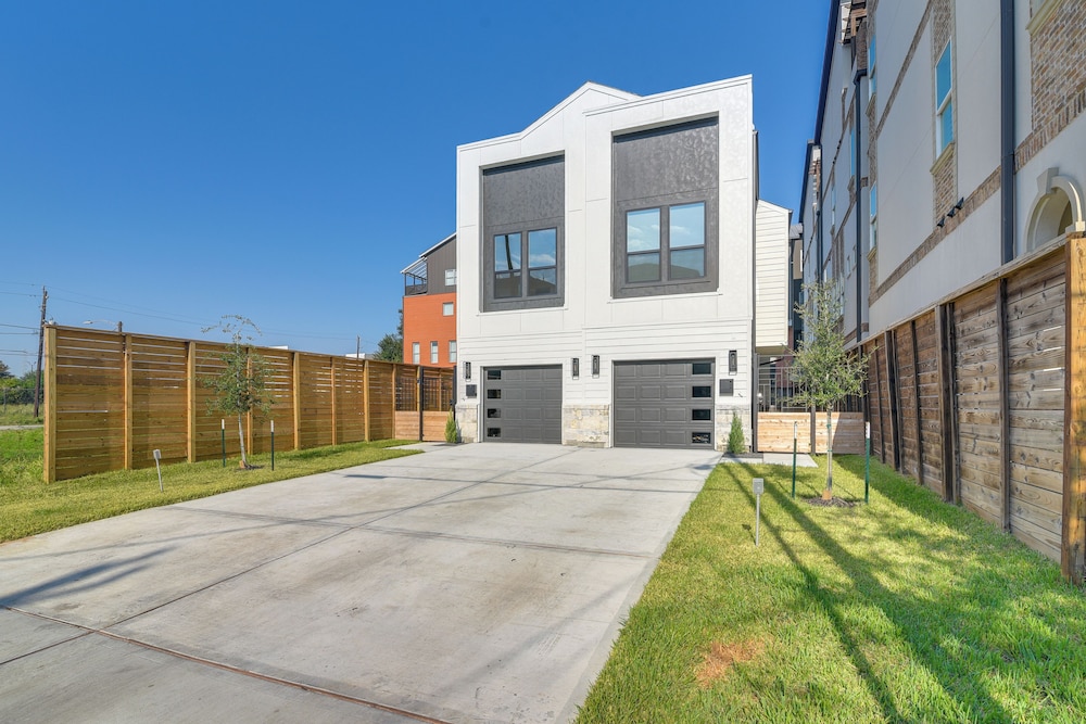 East Downtown Walkability! Modern Houston Townhome