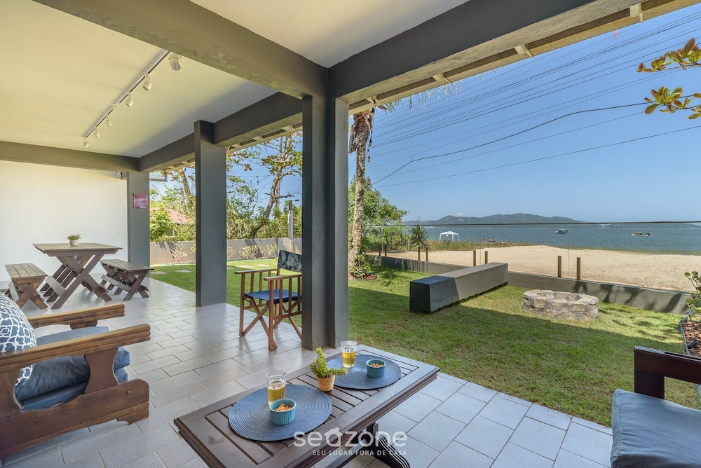6BR Beachfront Home in Bombinhas Abm0101