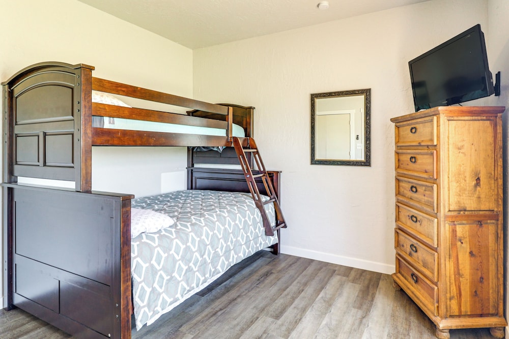 1 Mi to Lake: Pet-friendly Cabin in Strawn