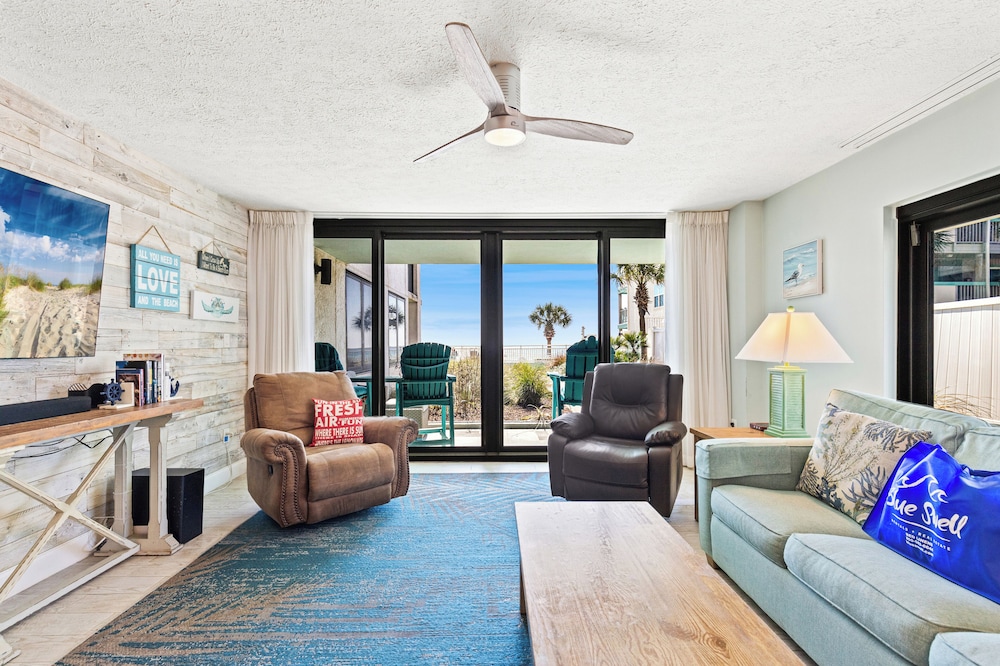 Steps to Paradise: Ground-floor 2br/2ba Beachfront Condo, Sleeps 8, Gulf Views!