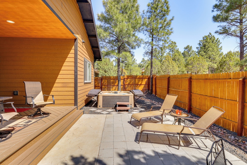 Hot Tub & Outdoor Living: Relaxing Show Low Cabin