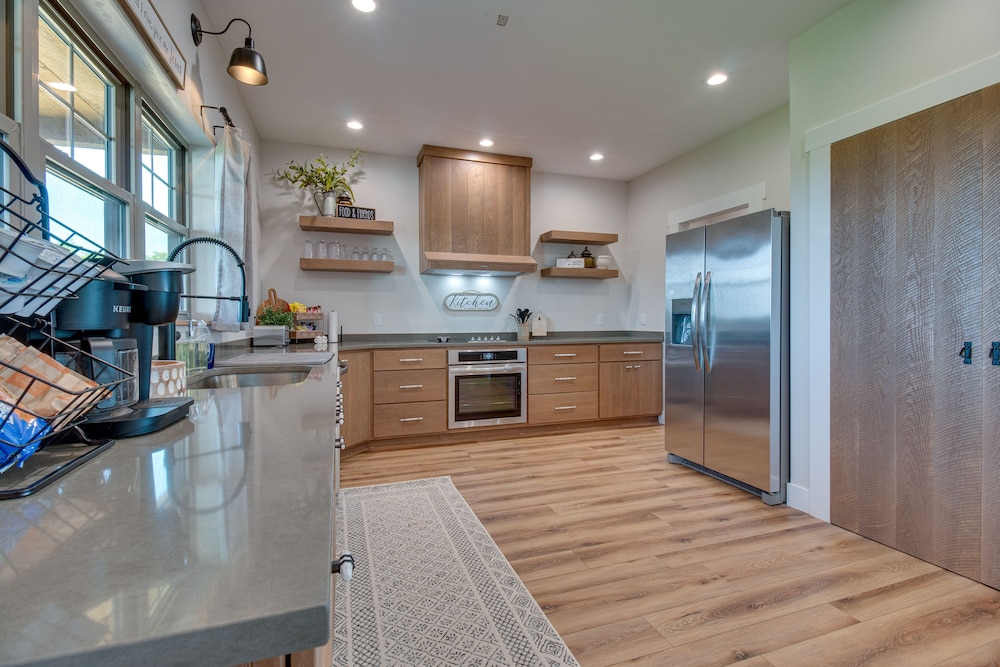 Idyllic Williamstown Retreat w/ Hot Tub & Pool! view 5