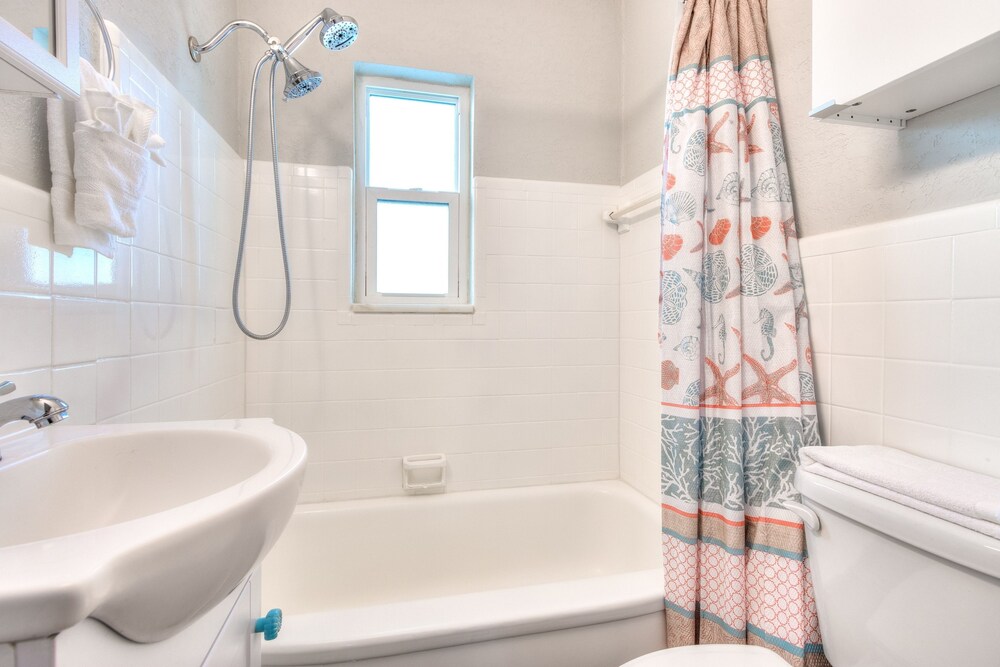 Tropic Terrace #49 - Beachfront Rental Studio Bedroom Condo by RedAwning view 4