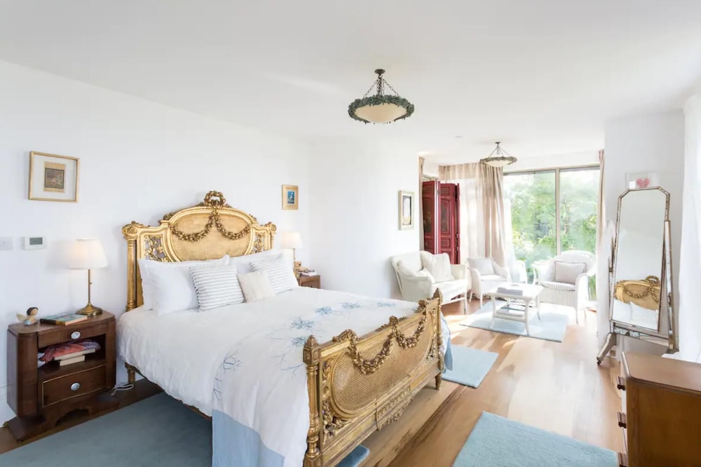 Captivating 7-bed House in Bristol view 2