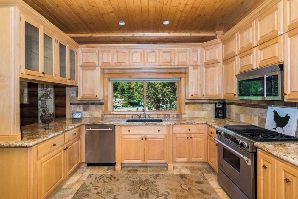 Sleeps 27 2 Homes Near the Lake, Hot Tub + Views Castle Glen Estates