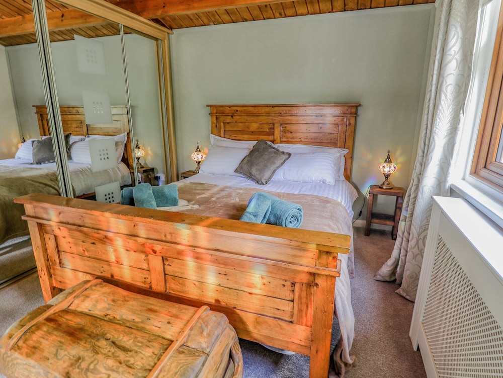 Lakeside Lodge Retreat