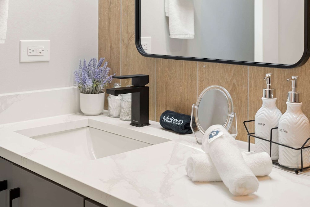 New Building in Med District - Modern 2bed 2bath