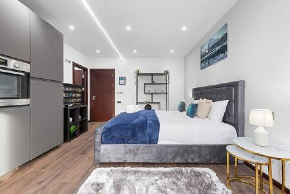 Stylish King Size Bed Studio Near Central London