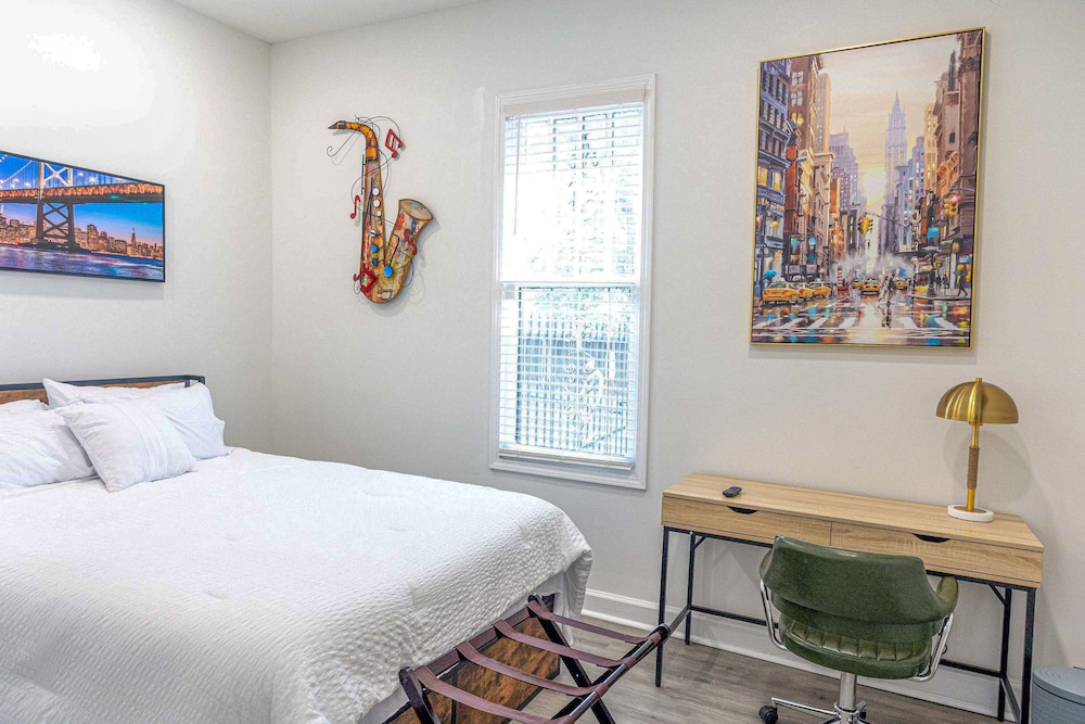 Stylish Home ~ 2 Mi to Jackson State & Belhaven! view 4