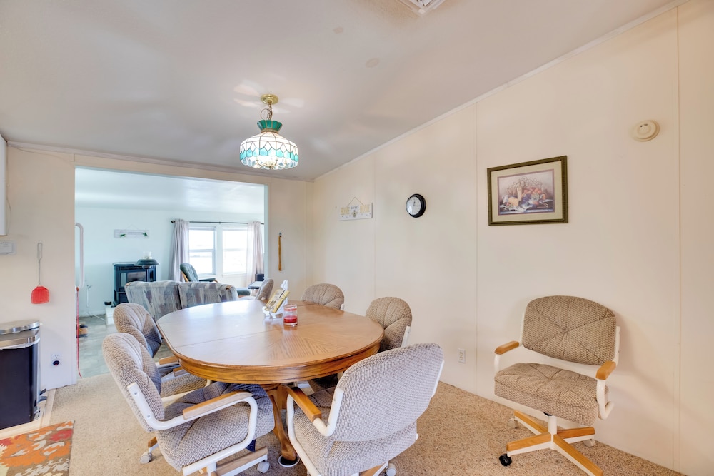 Hot Tub & Screened Patio: Getaway in Montrose!