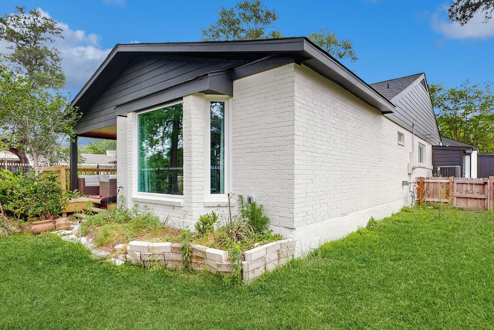 Relaxing Dog-friendly Home w/ Deck & Wifi
