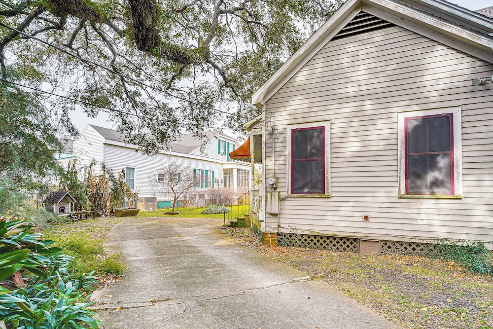 Historic Home w/ Wraparound Porch: Walkable Area!
