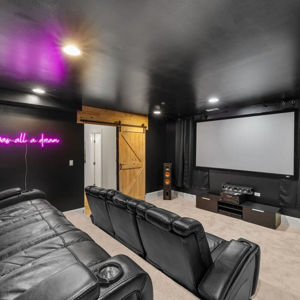 Luxurious 8 Bed Retreat State of the Art Theater
