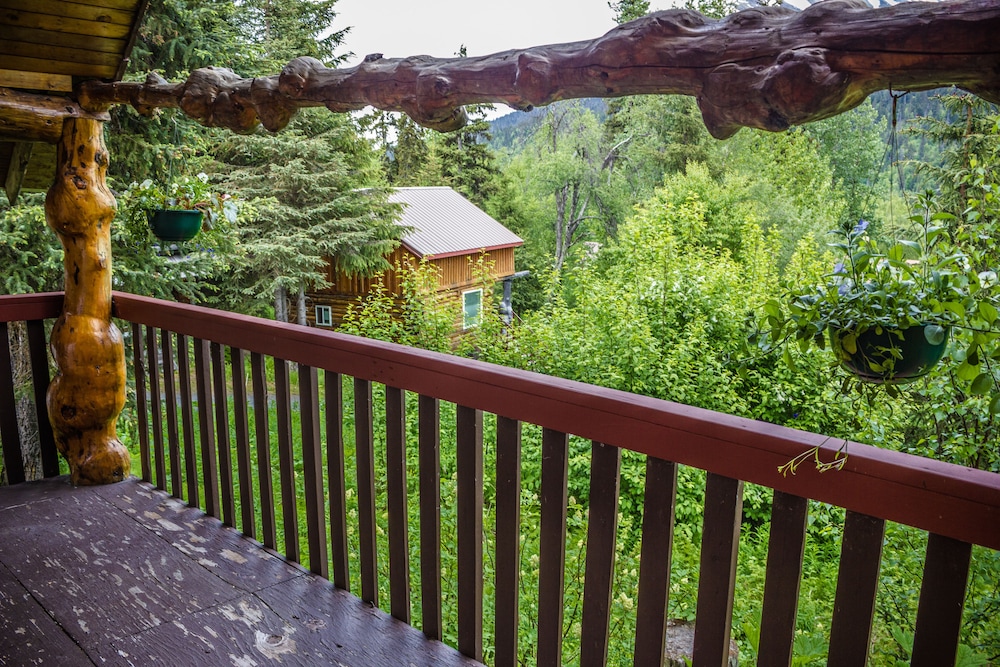 Midnight Sun Log Cabins