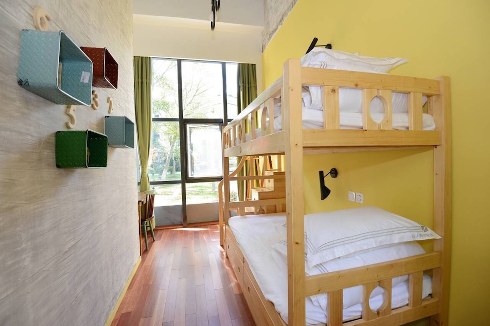 J Trip Youth Hostel