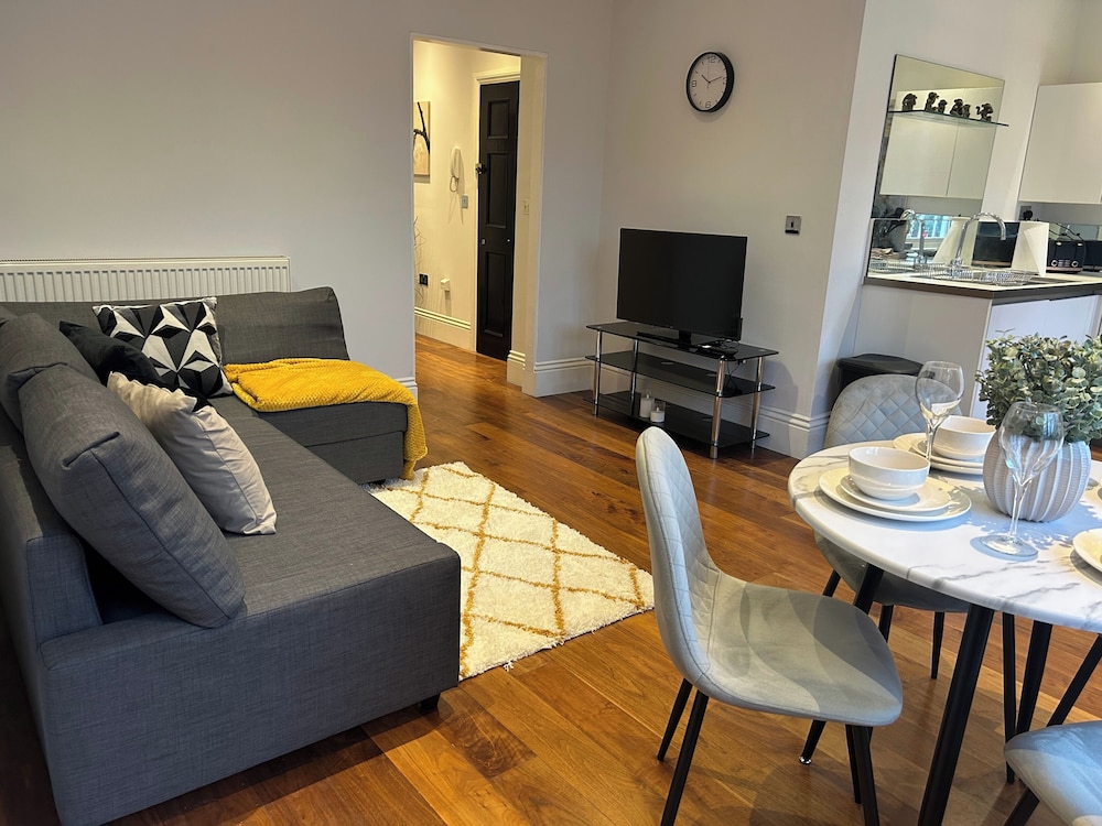Long Stay Friendly-family-wifi-parking-sleeps 6