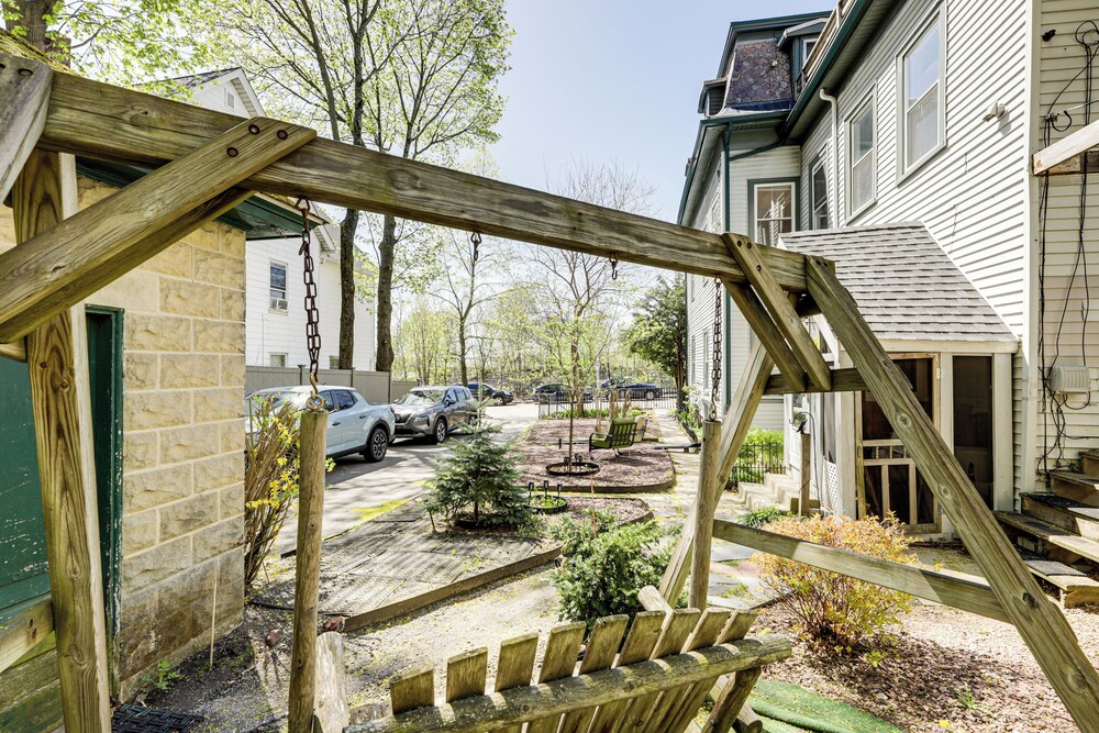 Explore Dtwn, Parks & Colleges: Cozy Worcester Apt