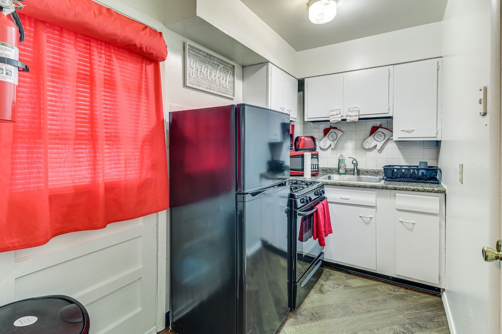 Quaint St Louis Home ~ 6 Mi to Downtown! view 4