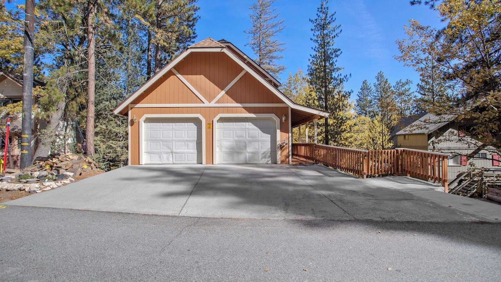 5bdr Stay w/ Fireplace, Game Room & Family-friendly Amenities Arrowhead Chalet by Avantstay