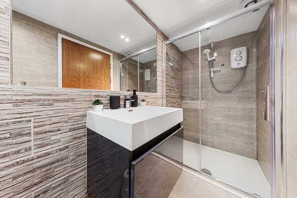 Modern Battersea Suite - London City Retreat