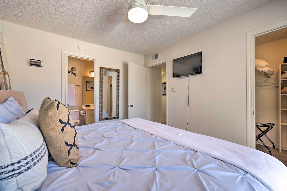 Waterfront Condo With Balcony Dock Access - Property Image 30