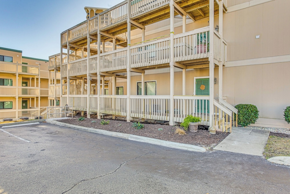Walk to Ocean: Pool-view Condo in Myrtle Beach!