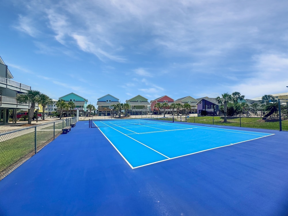 Duplex Beach Home for 6 With Balcony & Resort-style Amenities