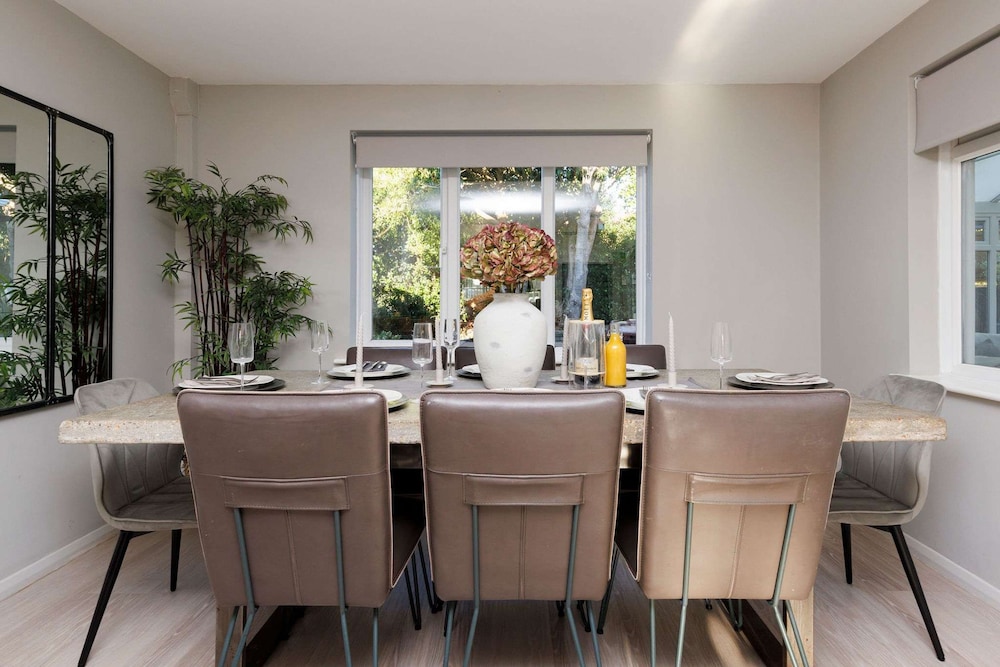 Stylish 4 Bed Home Close to Beach