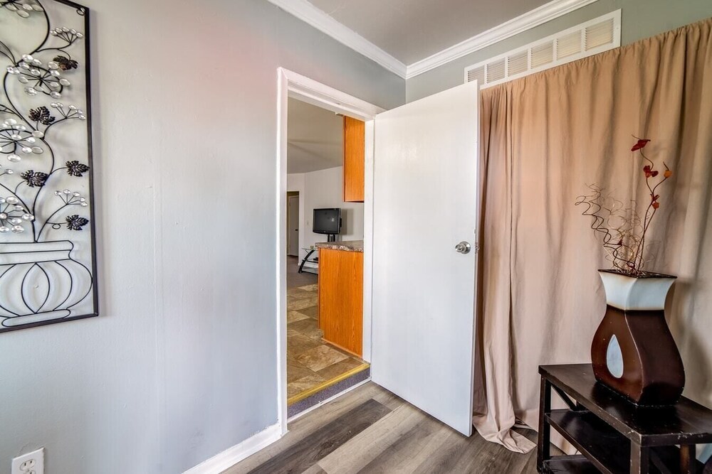 Spacious 3-bed Suite in Browntown, Near Dining & Fun