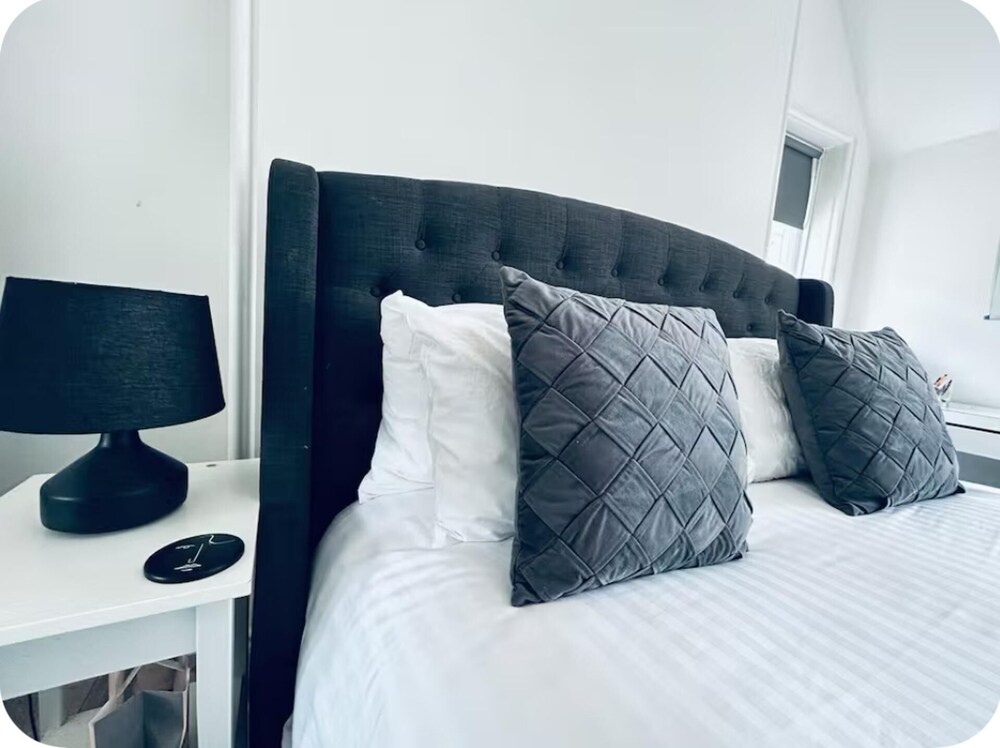 Lodge - Sleeps 18, pet Friendly & Free Parking