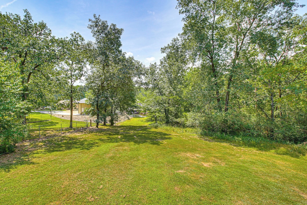 Lake Hamilton Retreat w/ Kayaks & Spacious Yard!