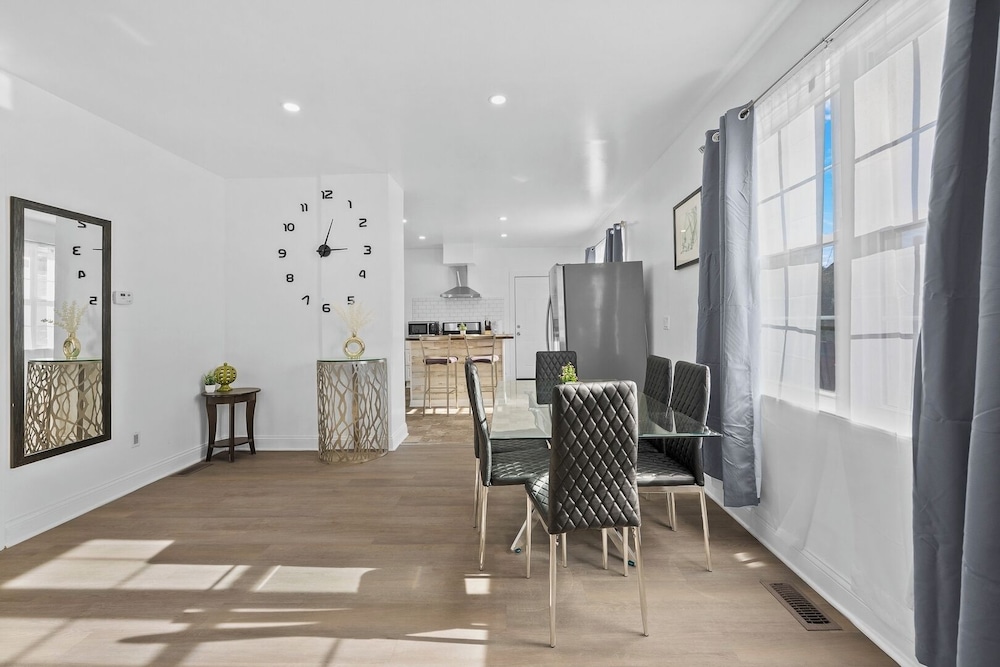 New Downtown Lux 3BR Free Parking, AC & Wi-fi