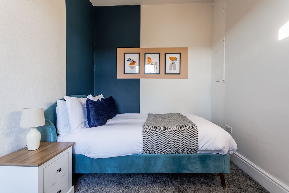 Darlington 4Bd Home: Modern Comfort & Free Parking