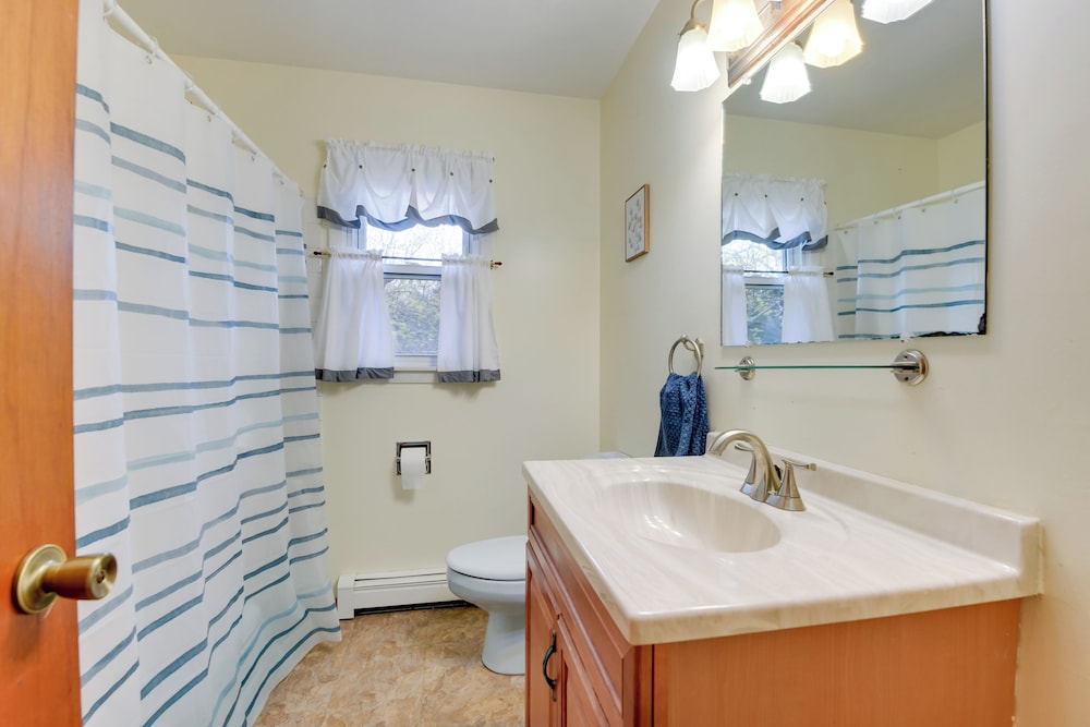 15 Mi to Cochran's Ski Area: Cozy Home w/ Yard!