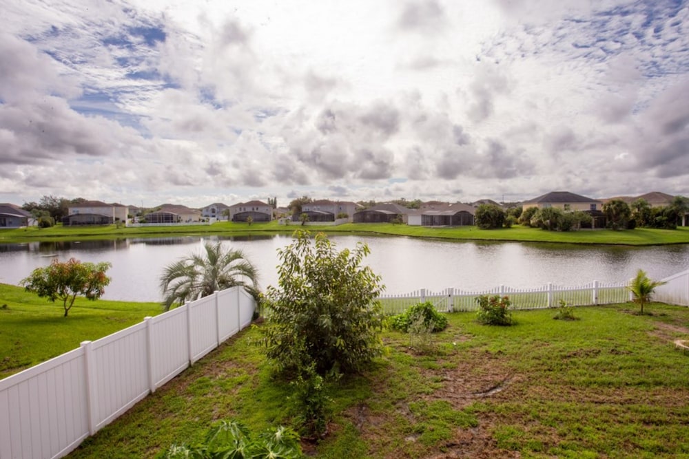 Cheerful 5 bed - 4 Bath Spacious Home