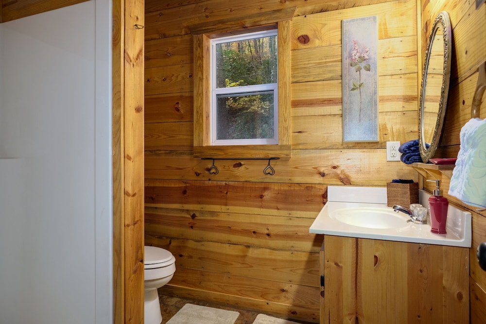 Bear Creek Lodge and Cabins in Helen Ga - Pet Friendly, River on Property, Walking Distance to downtown Helen