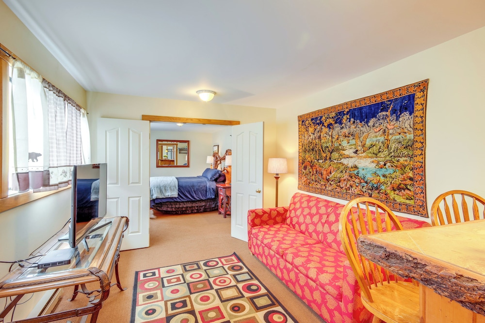 Spacious Yellowstone River Retreat w/ Trails!