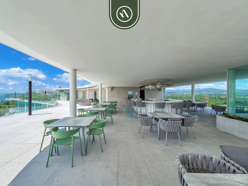 Luxury 3 BR Condo - Beach Access 1 Block Away