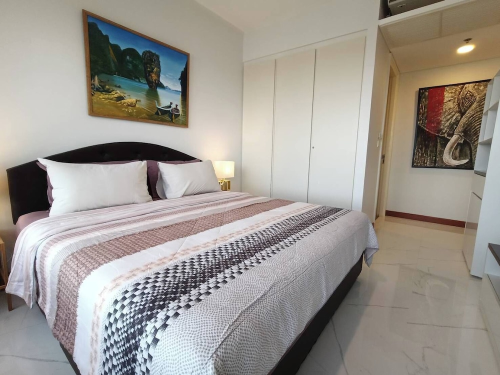 Luxury Large One Bedroom Seaview Serviced Apartment at Wongamat, Pattaya