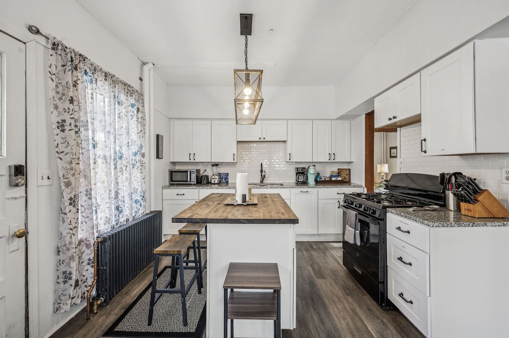 4BR 2BA Home in Charming St Paul - Sleeps 10