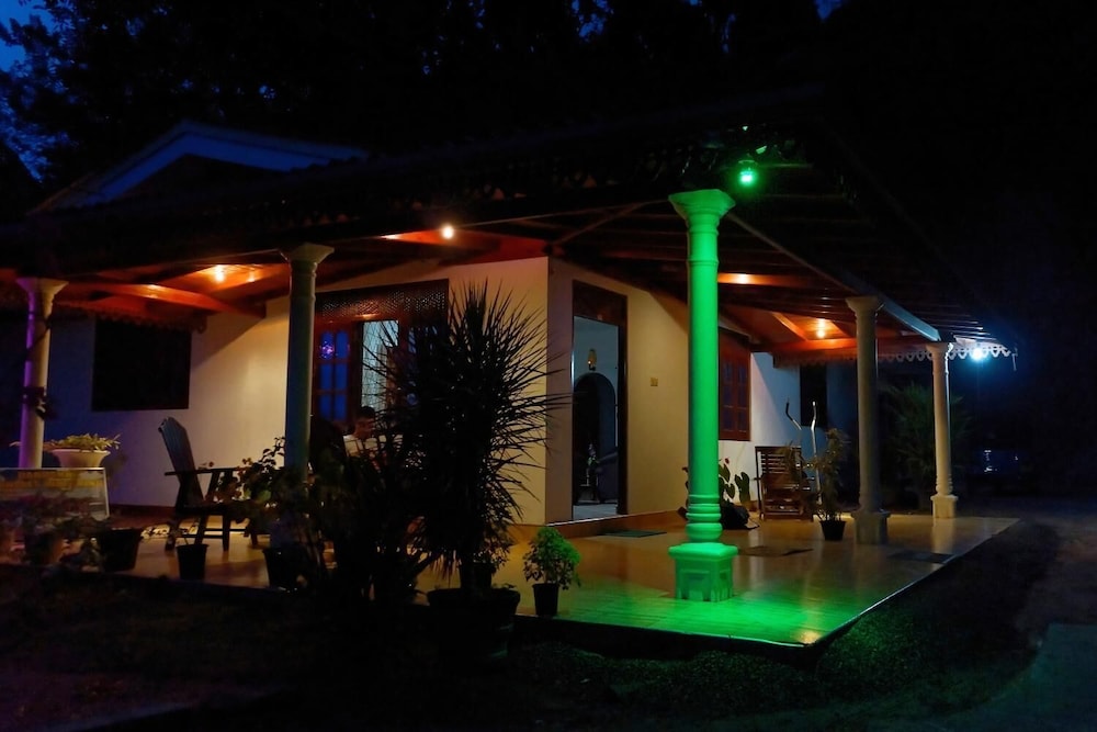 Damith Tourist Inn