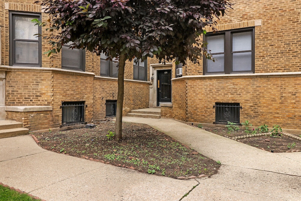 1BR Apt with Modern Elegance in Boystown - Image 3